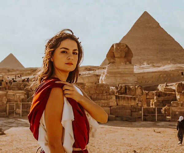 A-picture-of-a-tourist-from-the-pyramids-in-giza
